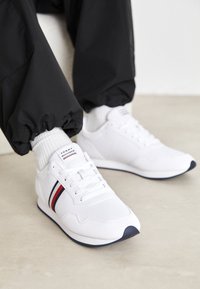 Tommy Hilfiger CORE RUNNER - Tenisky - white