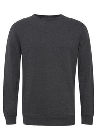 Sudadera de cuello redondo de manga larga en gris oscuro, con puños y dobladillo acanalados, exhibida sobre un fondo blanco liso.