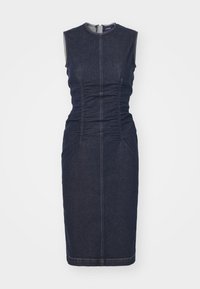 Tmavě modré džínové šaty bez rukávů s nařasenými detaily po stranách, přiléhavým střihem, kulatým výstřihem a ke kolenům sahajícím lemováním.
