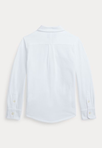 Camisa blanca de manga larga con botones y cuello, vista desde atrás, mostrando puños abotonados y una pinza central en la espalda.