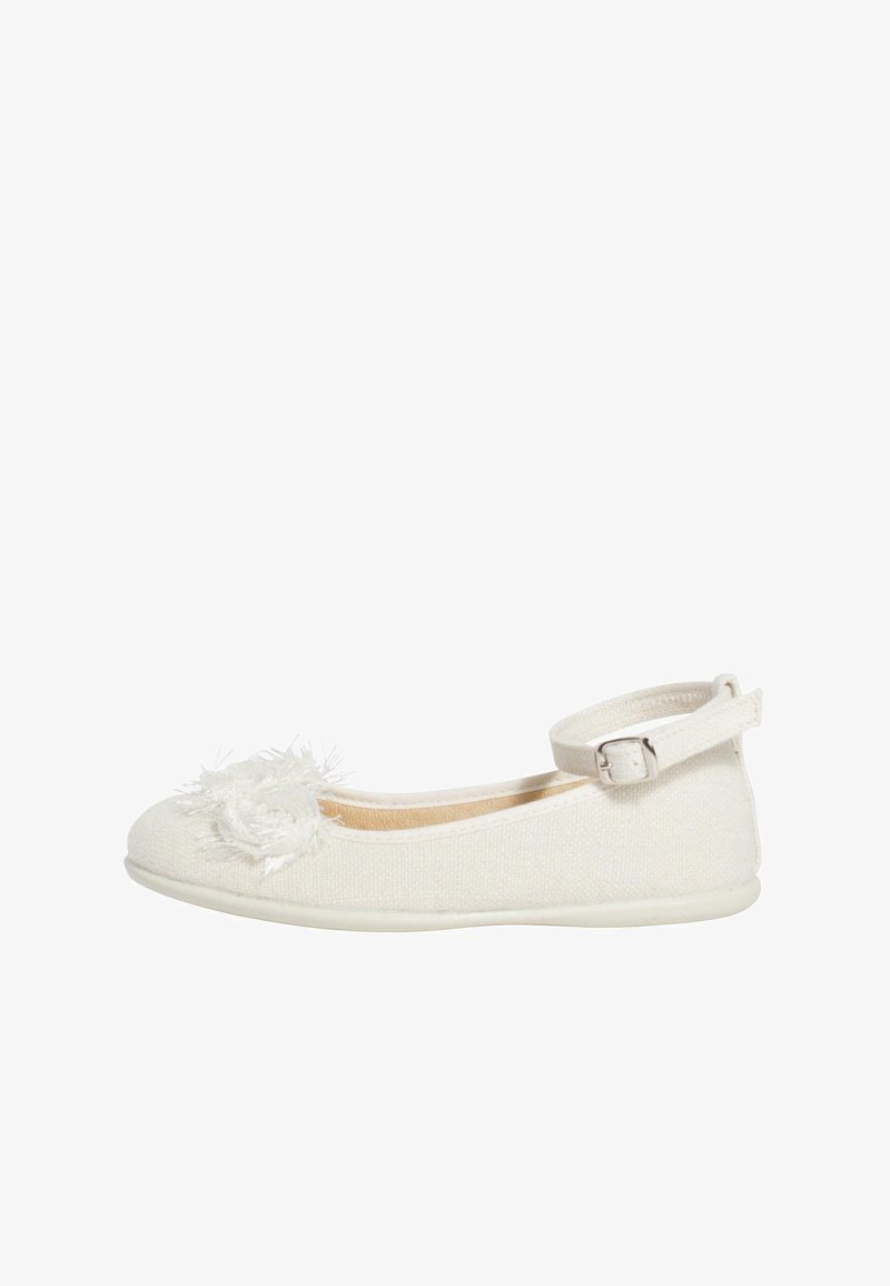 Flats de ballet blancs en tissu texturé, avec un accent floral sur le bout et une bride de cheville avec boucle pour un maintien sécurisé.