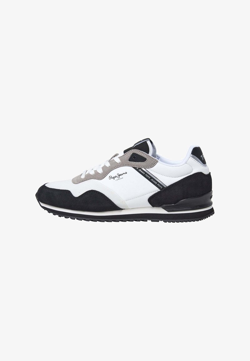 Zapatillas blancas y negras con acentos grises; compuestas de ante y malla; cuentan con una punta redonda, cierre de cordones en la parte frontal y detalle de marca en el lateral.