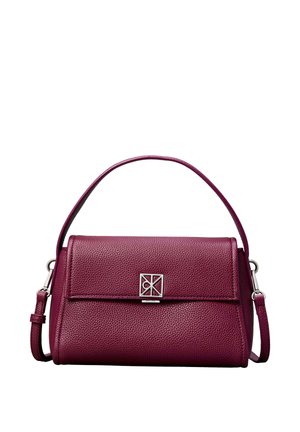 Paarse gestructureerde lederen handtas met bovenhandvat, klepsluiting, zilveren geometrische gesp en afneembare schouderriem op een witte achtergrond.