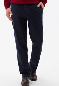 Pantaloni blu navy realizzati in tessuto di cotone, con una vestibilità comoda, design a gamba dritta e dettagli di cucitura discreti lungo il punto vita.