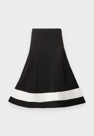 Jupe noire évasée longueur genou avec une large bande blanche horizontale près de l'ourlet, présentée sur un fond clair uni.