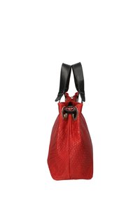 Borsa a tracolla in pelle intrecciata rossa con una forma morbida, manici in pelle nera e rifiniture in metallo argentato. La superficie testurizzata aggiunge interesse visivo.