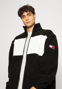 Tommy Jeans FABRIC MIX JACKET - Lehká bunda - black/multi