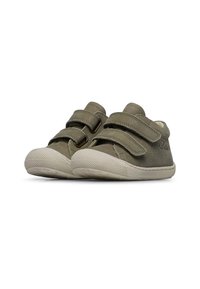 Chaussures en cuir vert avec deux sangles velcro, bout arrondi, semelle texturée et semelle intermédiaire en caoutchouc blanc. Design simple pour un usage décontracté.