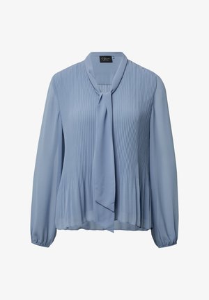 Blouse bleu clair en tissu plissé, dotée de manches longues, d'un col à nouer, et d'un ourlet légèrement évasé avec des poignets élastiqués.