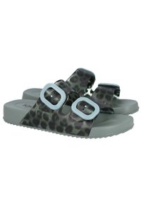 Sandalias de estampado de leopardo verde con doble hebilla ajustable de color azul claro. Suela texturizada y material superior suave. Diseño ligero y abierto por delante.