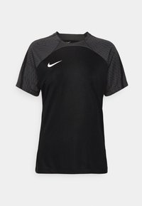Camiseta negra de Nike de manga corta, con un patrón texturizado en gris en los hombros, un cuello redondo y un logotipo blanco en el pecho.
