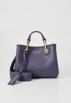 Un pequeño bolso morado texturizado con acentos dorados y una correa desmontable, que presenta el logo grabado "Emporio Armani" en la parte delantera.