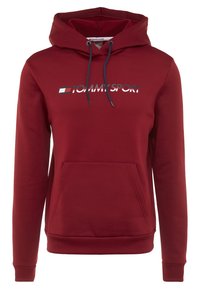 Rode hoodie met een voorzak in kangoeroestijl, trekkoorden en het "TOMMYSPORT" logo in wit en blauw op de borst. Zachte textuur.