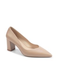 Zapatos de tacón de punto en piel beige con tacón cuadrado. Presentan una textura suave, diseño sencillo y un escote bajo para una silueta elegante.