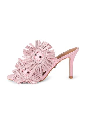 Sandalia mule de tacón alto rosa con dos grandes decoraciones florales de flecos y puntera abierta sobre fondo blanco.