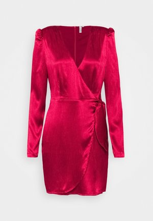 Robe portefeuille en satin rouge avec manches longues, épaules rembourrées, détail de lien sur le côté et décolleté en V, présentée sur un fond blanc.