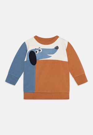 Sudadera de algodón, con un diseño de bloques de color en azul, blanco y marrón. En la parte frontal muestra un gráfico de un perro con detalles bordados.