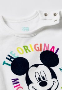 Hvid bomuldsbody med rund halsudskæring, prydet med farverig tekst og et trykt Mickey Mouse grafik. Inkluderer trykknapper på skuldrene.