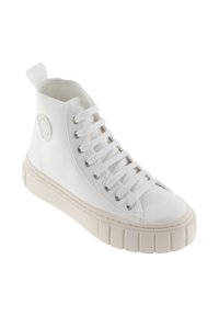 Sneaker alte bianche in tela, con lacci bianchi, occhielli in metallo, una toppa rotonda con logo e una suola in gomma spessa e testurizzata.