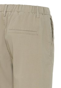 Pantalon beige décontracté avec taille élastiquée, passants de ceinture, poche latérale et une poche arrière passepoilée simple.