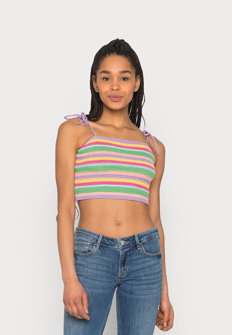 Top crop de croché com riscas horizontais multicoloridas em rosa, verde e amarelo. Alças ajustáveis em lilás, textura canelada e design ajustado.