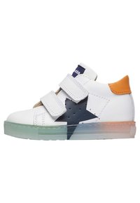 Baskets en cuir blanc avec un motif d'étoile marine, un accent de talon orange, deux bandes Velcro, et une semelle en caoutchouc transparente qui passe au vert et à l'orange.