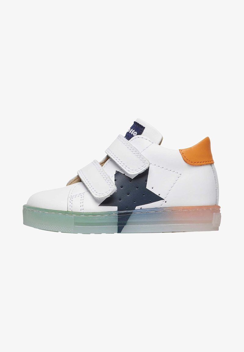 Baskets en cuir blanc avec un motif d'étoile marine, un accent de talon orange, deux bandes Velcro, et une semelle en caoutchouc transparente qui passe au vert et à l'orange.