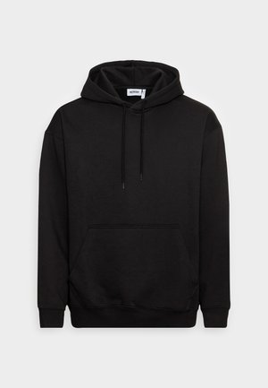 Fekete pulóver kapucnis felső, puha anyagból készült, nagy elülső zsebbel, húzózsinóros kapucnival, és bordázott mandzsettákkal és alsó résszel. Egyszerű dizájn.