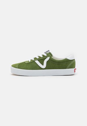 Zapatillas de ante verde con suela de goma blanca, diseño de cordones y etiqueta de logo negra; presenta acentos y detalles de costura en blanco.