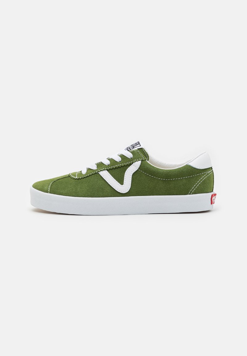 Sneaker verde in suede con suola in gomma bianca, design con lacci e etichetta nera; presenta accenti e dettagli di cucitura bianchi.