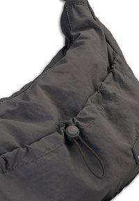 Grijze nylon tas met eenGathered top, elastische trekkoordsluiting en een textuur oppervlak. Voorzien van een gestikte naad en subtiele branding.