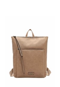 Zaino in finta pelle color tan con maniglia superiore, scomparto principale con zip e tasca frontale. Presenta spallacci regolabili e un design minimalista.