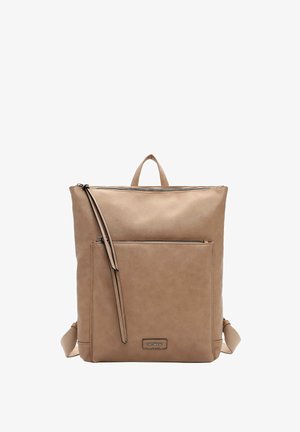 Mochila de imitación de cuero color marrón claro con un asa superior, compartimento principal con cremallera y bolsillo delantero. Cuenta con correas ajustables y un diseño minimalista.