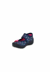 Mary Jane-stijl schoen met een donkerblauwe bovenkant van stof, versierd met multikleurige hartpatronen, een roze binnenvoering en een voorband met een strik.
