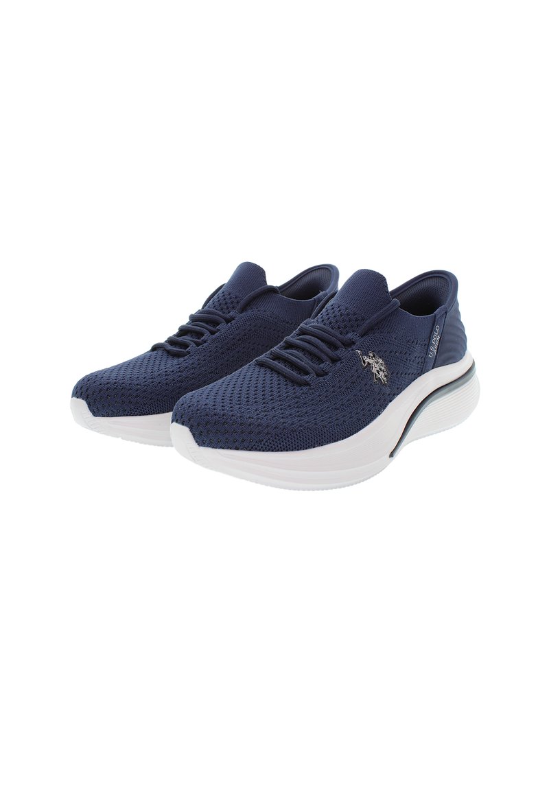 Zapatos deportivos de punto azul marino con una superficie texturizada, cordones a juego y una suela blanca. Presentan un logo metálico en el lateral.