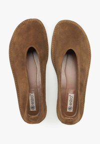 Brązowe zamszowe buty wsuwane, z okrągłym noskiem, z przeszyciem na krawędzi i gładką skórzaną wyściółką. Brak widocznych elementów metalowych i wzorów.