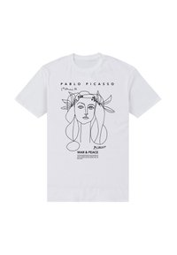 Bílá tričko s černým liniovým výkresem ženského obličeje, nosícího vavřínový věnec, označené textem "Pablo Picasso" a "Válka a mír" pod ním.