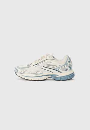 Laufschuh mit einem weißen Netz-Obermaterial, hellblauen Akzenten und schwarzen Details. Verfügt über einen gepolsterten Kragen und eine strukturierte Gummisohle.