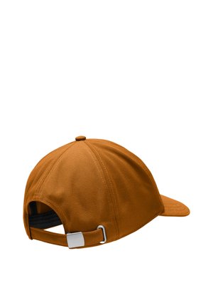 Bruine honkbalpet bekeken van achteren met verstelbare band en metalen gesp op een witte achtergrond.