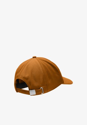 Bruine honkbalpet bekeken van achteren met verstelbare band en metalen gesp op een witte achtergrond.