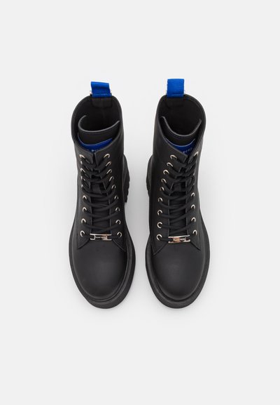 Stivali da combattimento neri in pelle con finitura texturizzata, occhielli in argento, accenti blu sulla linguetta e suola robusta e spessa in gomma.