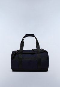 Mörkblå duffelväska med svarta handtag och remmar. Slät yta, cylindrisk form, med ett svart accentband och spänningslås.