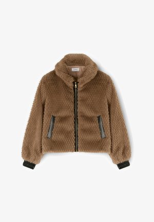 Chaqueta de piel sintética marrón con acabado texturizado, cremallera frontal y detalles en cuero negro en los costados. Cuenta con un cuello ancho y puños acanalados.