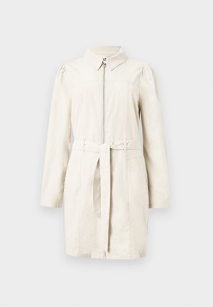 Langärmeliges Kleid in Cremefarbe mit Kragen, vorderem Reißverschluss und passendem Gürtel, der in der Taille gebunden ist.