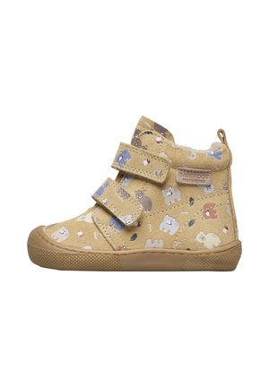 Scarpe alte per bambini color tan con stampe di orsi e alberi, due cinturini in velcro, suola in gomma e etichetta "Barefoot Naturino" sul lato.