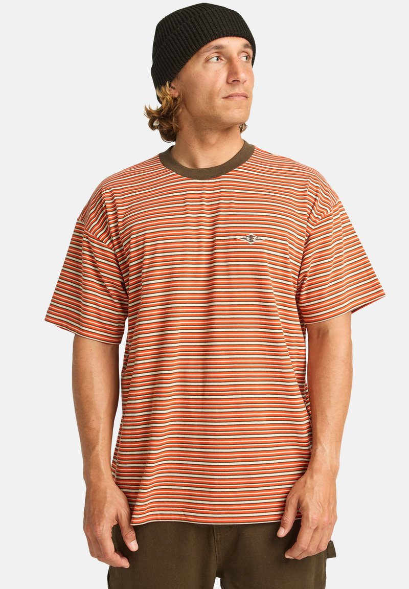 Stribet t-shirt i orange og creme, med en ribbet brun krave, korte ærmer og et lille logo på venstre bryst.
