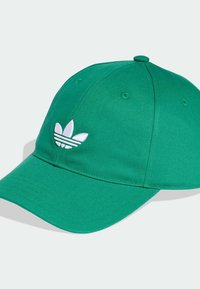 Zelená baseballová čepice s bílým vyšitým logem Adidas Trefoil na přední straně, šesti-panely a zakřiveným kšiltem na bílém pozadí.
