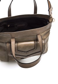 Olivgrünes Lederhandtasche mit zwei stabilen Griffen, strukturierten Akzenten und einer mit Reißverschluss versehenen Innentasche, die eine glatte Außenoberfläche aufweist.