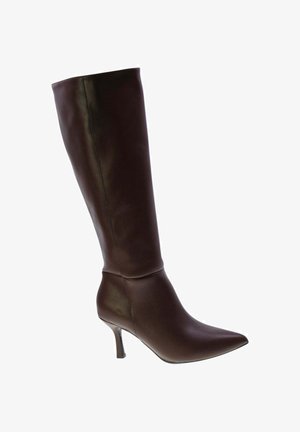 Botte marron jusqu'au genou en cuir lisse, avec un bout pointu et un talon fin. Design épuré avec des accents et des coutures minimaux.
