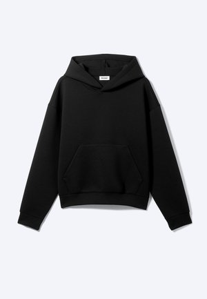 Schwarzer Kapuzenpullover mit Kängurutasche vorne und langen Ärmeln, vor einem einfarbigen hellen Hintergrund präsentiert.